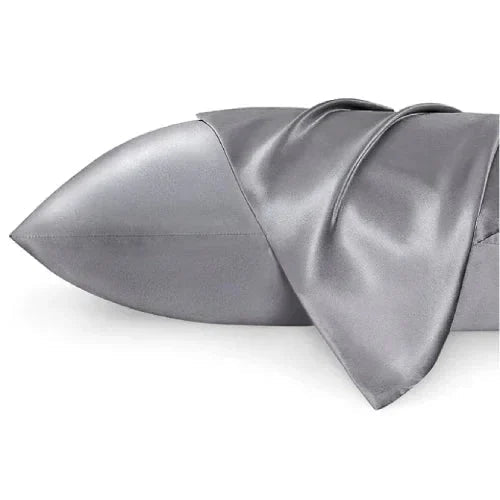 Fronha de almofada em seda cinzenta, toque suave, superfície lisa e elegante.