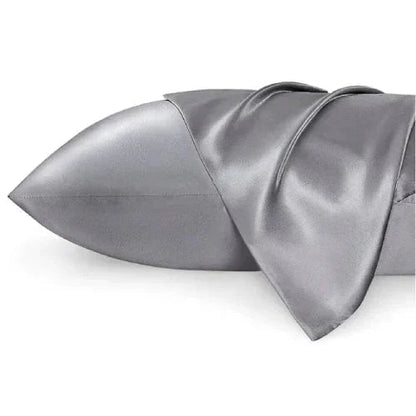 Fronha de almofada em seda cinzenta, toque suave, superfície lisa e elegante.